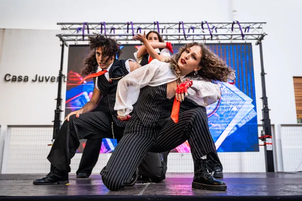 Bailarines de K-Pop actuando sobre el escenario